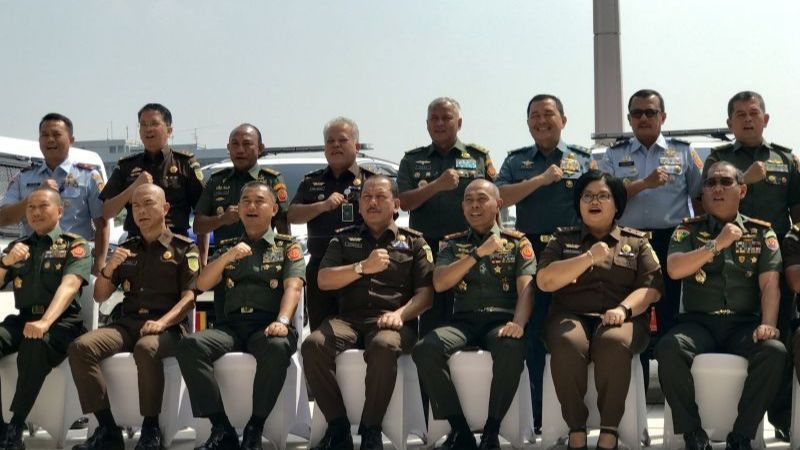 TNI Terima Hibah 2 Mobil Kawal dan 8 Mobil Tahanan dari Kejagung