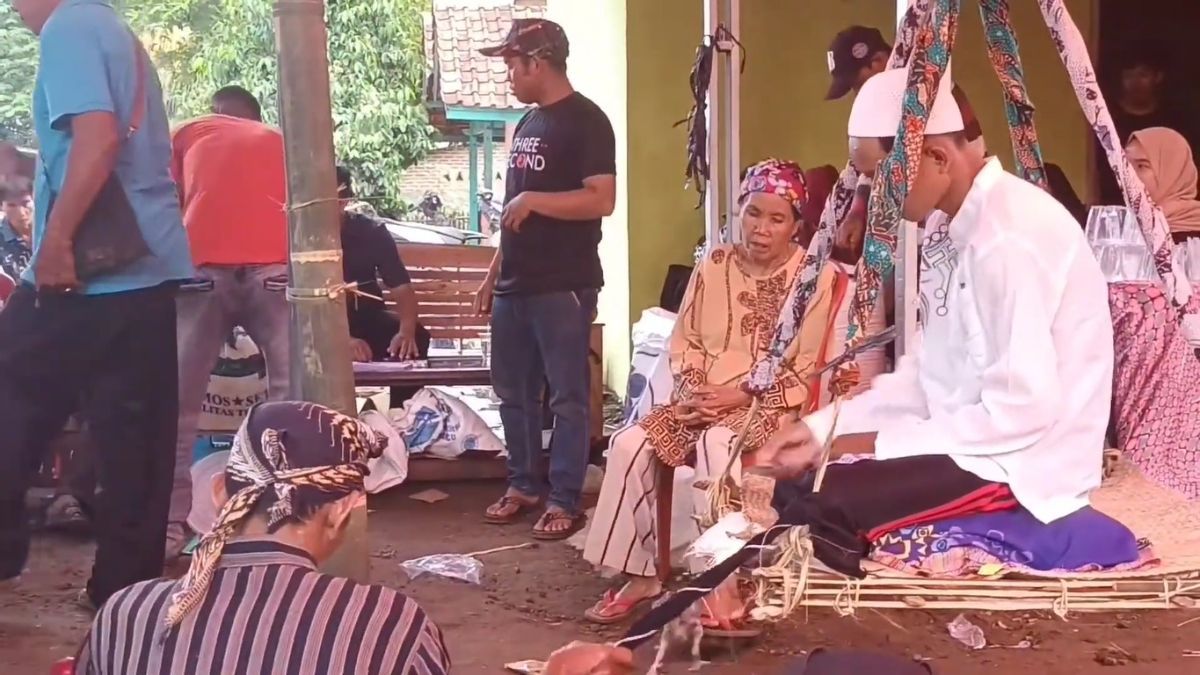 Hanya Tersisa di Satu Kecamatan Indramayu, Begini Uniknya Tradisi Langka Menimbang Anak Pakai Kayu