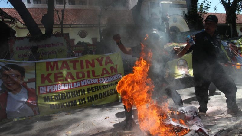 Buntut Ronald Tannur Divonis Bebas, Massa Gelar Aksi di PN Surabaya: Mencuri Ayam Saja Dipenjara