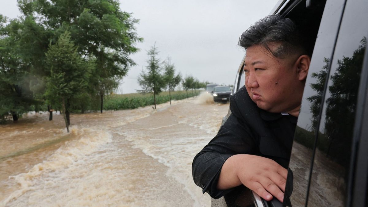 FOTO: Momen Kim Jong-un Pantau Banjir Parah di Korea Utara, Rela Hujan-hujanan dan Terjang Genangan Naik SUV Mewah