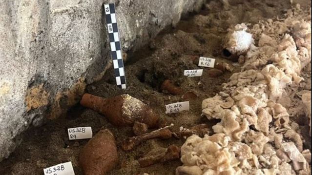 Arkeolog Temukan Kerangka Aneh di Makam Mewah Berusia 2.000 Tahun, Berbalut Kain Kafan dan Ada Gambar Anjing Neraka Kepala Tiga