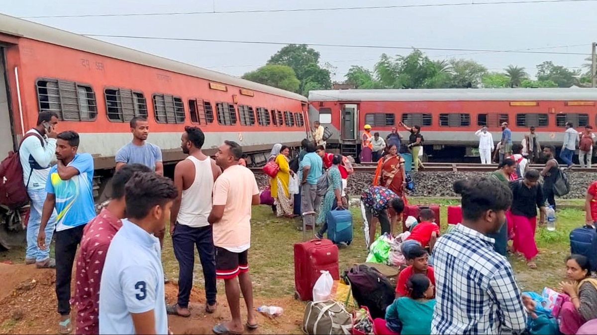 FOTO: Penampakan Kereta Tergelincir di India, 18 Gerbong Terlempar Keluar Rel