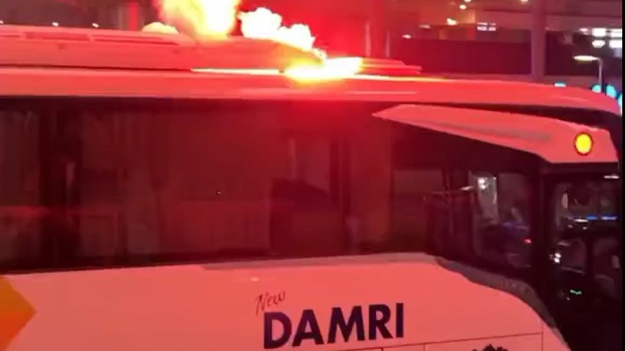 Viral Flare Menyala di Atas Bus Damri saat Suporter Rayakan Kemenangan Timnas U-19, Begini Faktanya