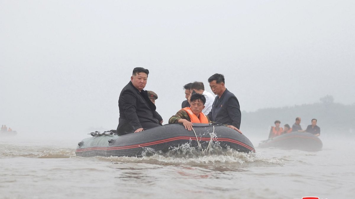 FOTO: Usai Nekat Terobos Banjir dengan Mobil Mewah, Kim Jong-un Rela Naik Perahu Karet Tinjau Banjir Parah