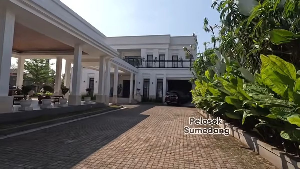 Potret Rumah Mewah Rossa Bak Istana Bernuansa Putih, Halamannya Luas Banget Bikin Melongo