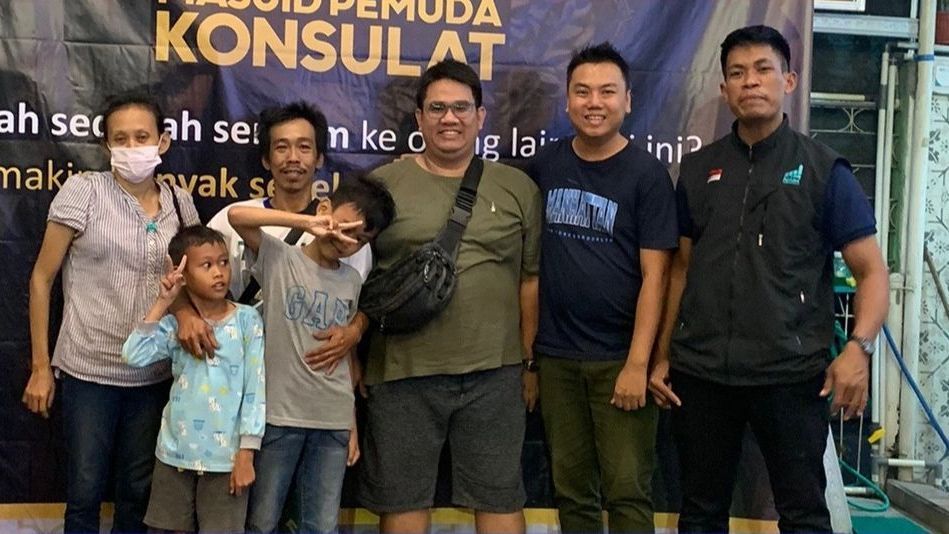 Pria Ini Bertemu Sahabat Lamanya Berkat Konten Makan Gratis di Masjid Pemuda Indonesia, Begini Kisahnya