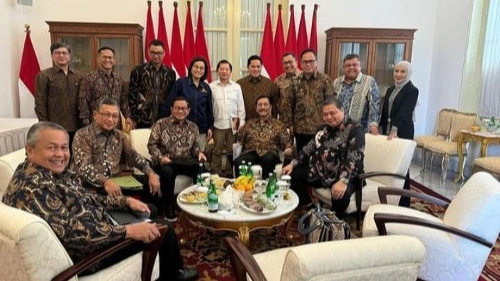 Jokowi Rapat Hal Serius dengan Sejumlah Menteri, Airlangga: Kita Lagi Happy Foto Bersama