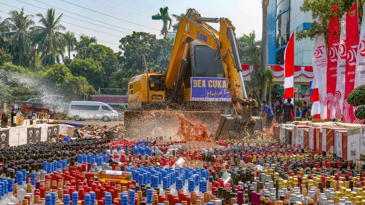 FOTO: Penampakan Jutaan Batang Rokok dan Ribuan Miras Ilegal Senilai Ratusan Miliar Rupiah Dimusnahkan Bea Cukai