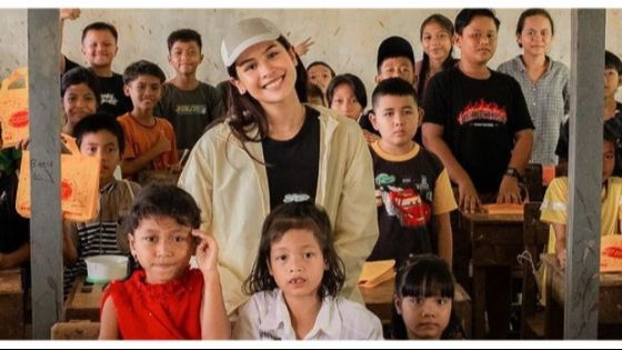 Viral Aksi Maudy Ayunda Kunjungi SD Terpencil di Kabupaten Sintang Kalimantan Barat, Banjir Pujian