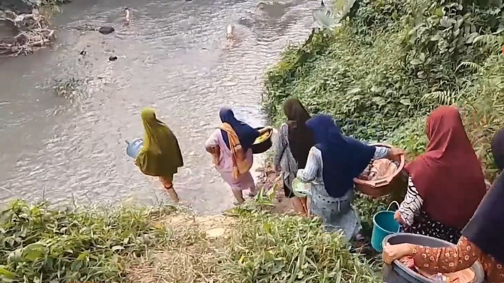 Pilu Warga Lebak Alami Kekeringan, Gunakan Air Sungai untuk Mencuci hingga Kebutuhan Minum