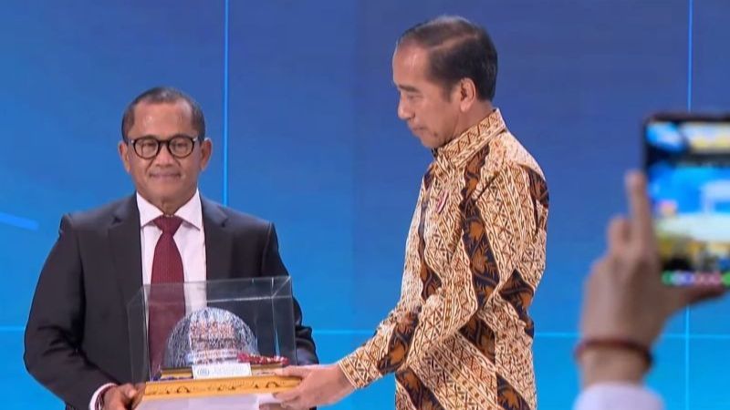 Jokowi Terima Penghargaan Bapak Konstruksi Indonesia