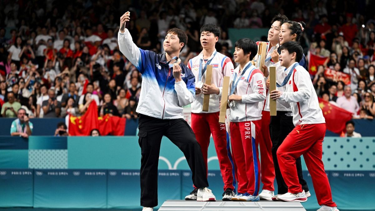 FOTO: Viral, Ini Potret Langka Atlet Korea Selatan dan Korea Utara Selfie Bareng di Podium Olimpiade Paris 2024