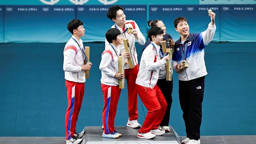 Momen Paling Bersejarah di Olimpiade Paris 2024: Atlet Korut, Korsel, dan China Foto Bareng di Podium