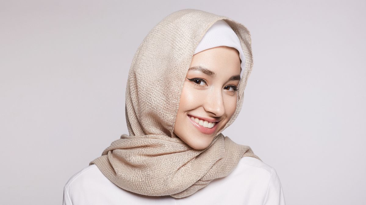 Nggak Punya Jarum Pentol alias Peniti? Coba Tiru Tutorial Pashmina Ini