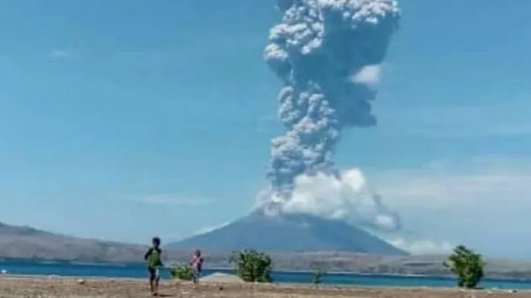 Gunung Semeru Enam Kali Erupsi Pagi Ini