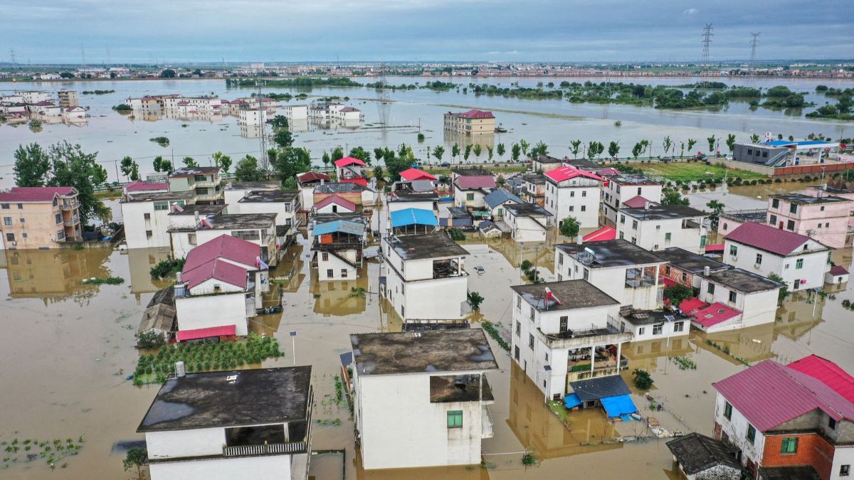 FOTO: Terjangan Hujan Deras dan Banjir Nyaris Tenggelamkan China Selatan