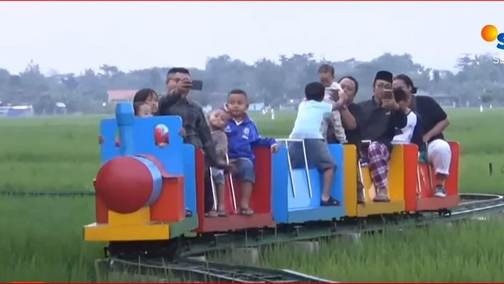 Dulunya Tempat Pembuangan Sampah, Lahan Ini Disulap Jadi Tempat Wisata Wahana Kereta Api Mini Tengah Sawah