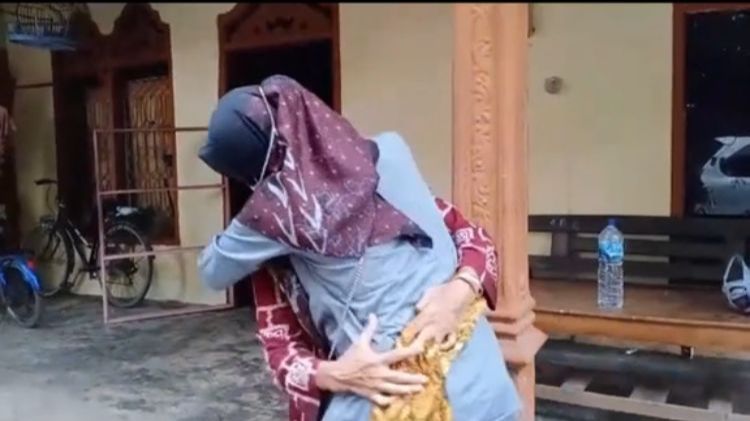 Detik-Detik Pertemuan Kembali Ibu dan Anaknya yang Diculik Tahun 90-an, Begini Kisahnya