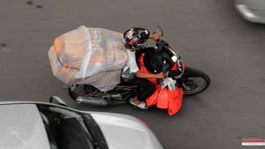 Ada 5 tips yang dapat digunakan untuk membawa barang dengan aman saat naik motor.