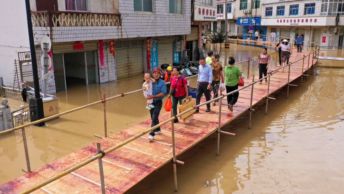 FOTO: Cara Unik China Sambung Jalur yang Lumpuh Akibat Banjir Parah Melanda Jiangxi