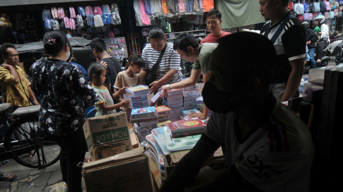 FOTO: Jelang Masuk Tahun Ajaran Baru, Para Orang Tua Murid Mulai Ramai Memburu Buku Tulis di Pasar-Pasar