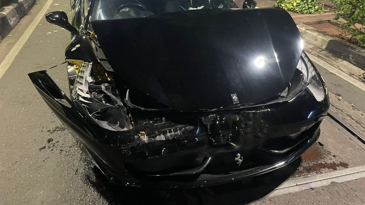 Viral Ferrari Seruduk Mercedes Benz di Jakarta Selatan