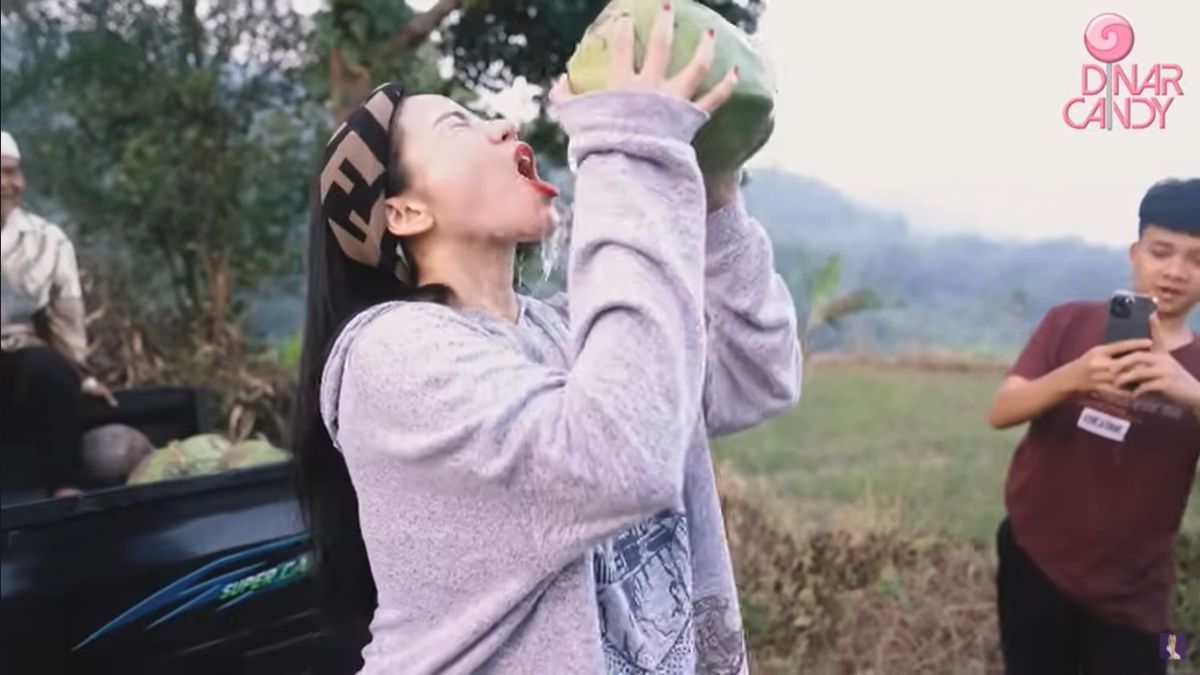 Mendadak jadi Warlok, ini Potret Dinar Candy Nikmati Buah Kelapa dan Nangka di Kampung Halaman dari Hasil Panen Sendiri