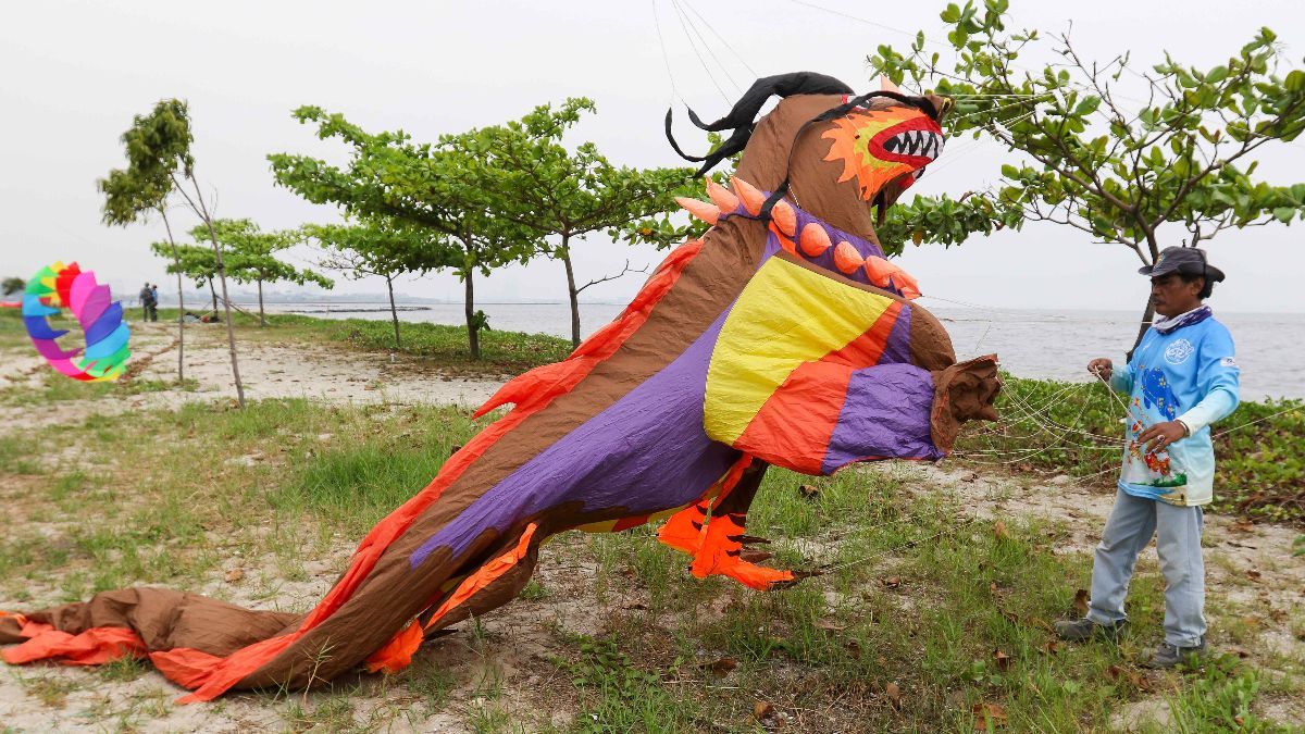 FOTO: Meriahnya Festival Layang-Layang di Pantai Ancol, Diikuti Peserta dari 13 Negara