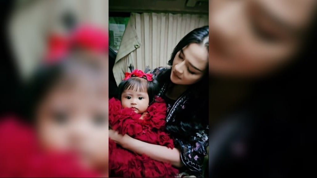 Cute! Potret Baby Cundamani Anak Denny Caknan dan Bella Bonita saat Diajak ke Acara Kondangan, Penampilannya Bak Boneka