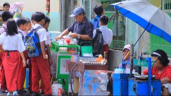 Bahaya Jajan Sembarangan untuk Kesehatan Anak, Orang Tua Wajib Tahu