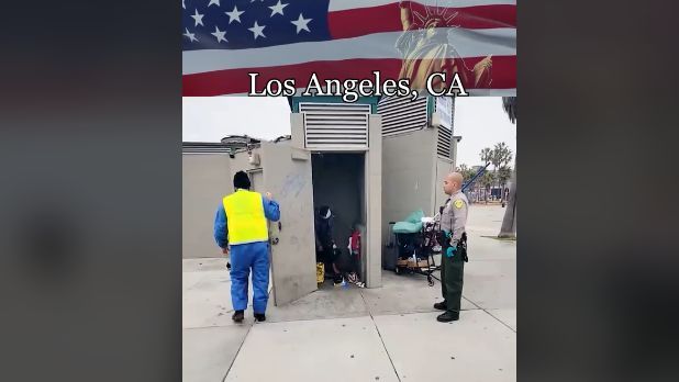 Gelandangan di Amerika 'Sulap' Toilet Umum jadi Tempat Tinggal, Begini Penampakannya saat Disidak Polisi