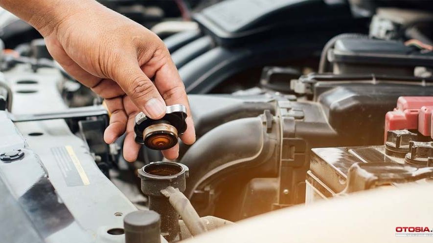 Anda bisa menghindari masalah overheat dengan menjaga radiator mobil saat cuaca panas.