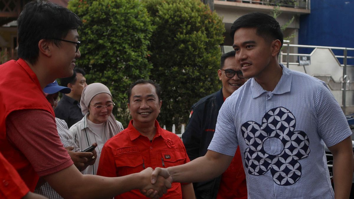 FOTO: Momen Kaesang Blusukan di Tanjung Priok, Salat Jumat hingga Sambangi Relawan Jokowi