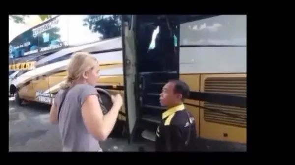 Viral Seorang Pria Tanyai Bule saat Mau Naik Bus, Bahasa Inggrisnya Logat Jawa