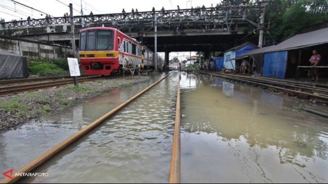 Banjir Rendam Rel Kereta Kebayoran-Pondok Ranji, Perjalanan Terlambat