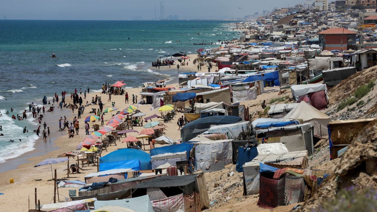 FOTO: Usai Dipaksa Evakuasi Massal Oleh Israel, Pengungsi Palestina Berlindung di Pantai Gaza, Ancaman Tersapu Ombak Menghantui