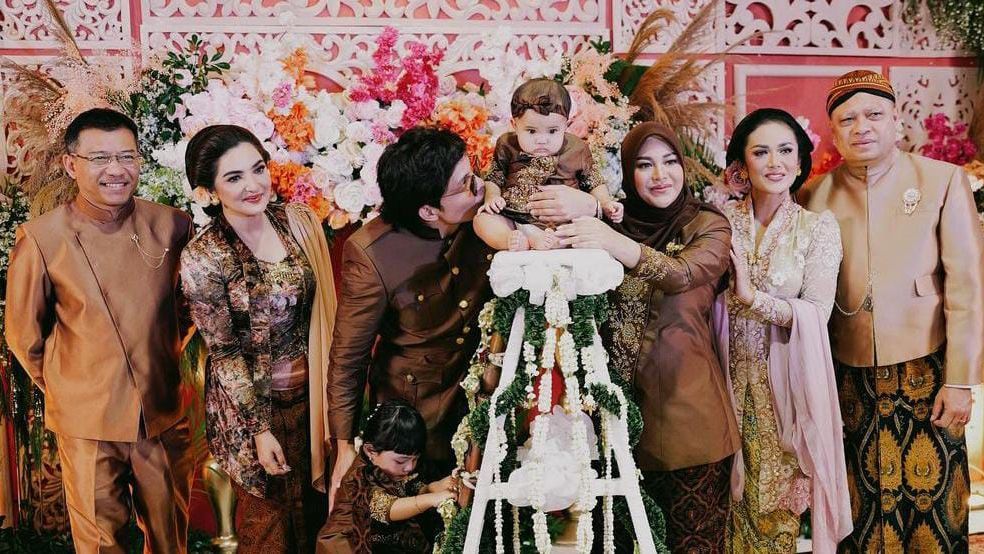 Potret Tedak Siten Azura Anak Aurel Hermansyah & Atta Halilintar, Keluarga Lengkap Hadir dari Kris Dayanti Hingga Geni Faruk