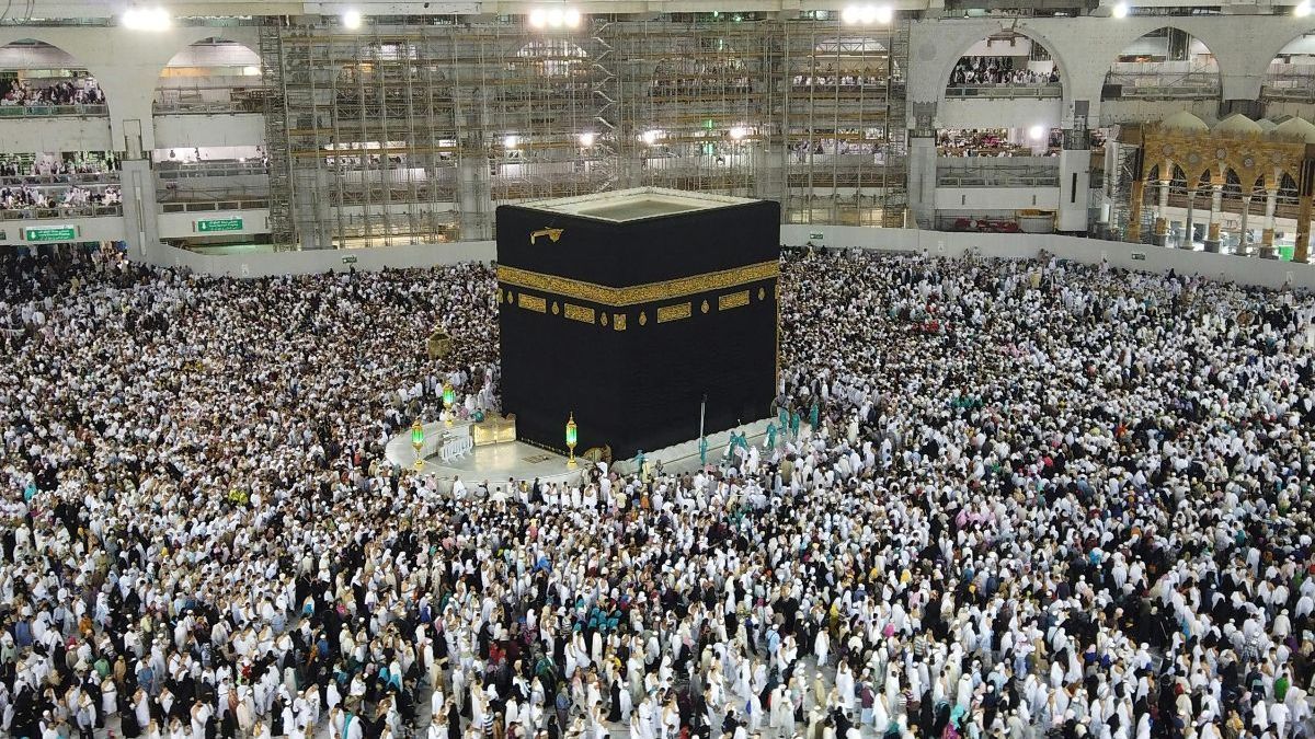 Dikawal Ketat, Begini Proses Penggantian Kiswah Ka’bah di Malam 1 Muharram