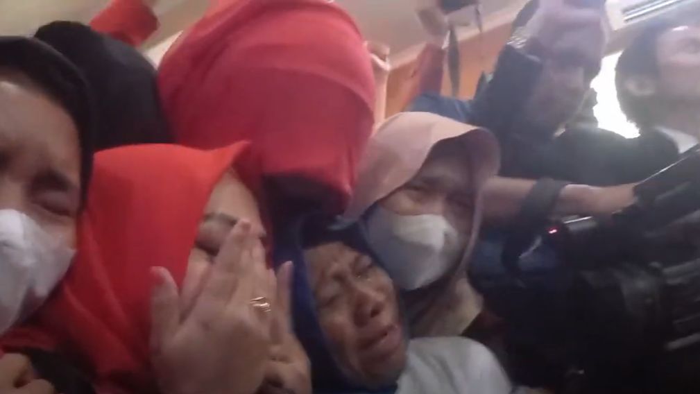 Mendengar Putusan Hakim, Isak Tangis Ibunda Pegi Setiawan Pecah di PN Bandung