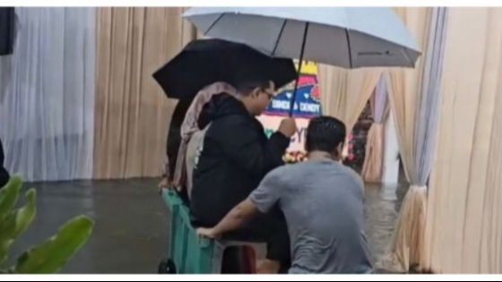 Tetap Digelar di Tengah Banjir, Cara Tamu Hadiri Resepsi Pernikahan Ini Viral