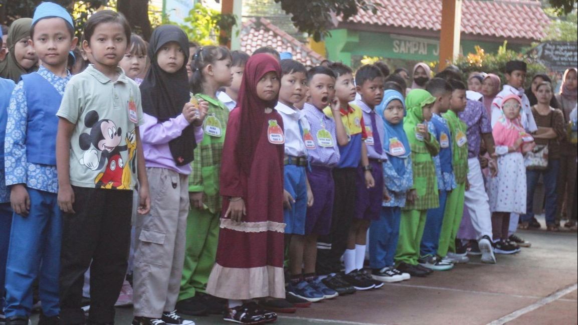 FOTO: Ragam Ekspresi Lucu Saat Murid Lulusan Taman Kanak-Kanak Memulai Tahun Ajaran Baru di Sekolah Dasar