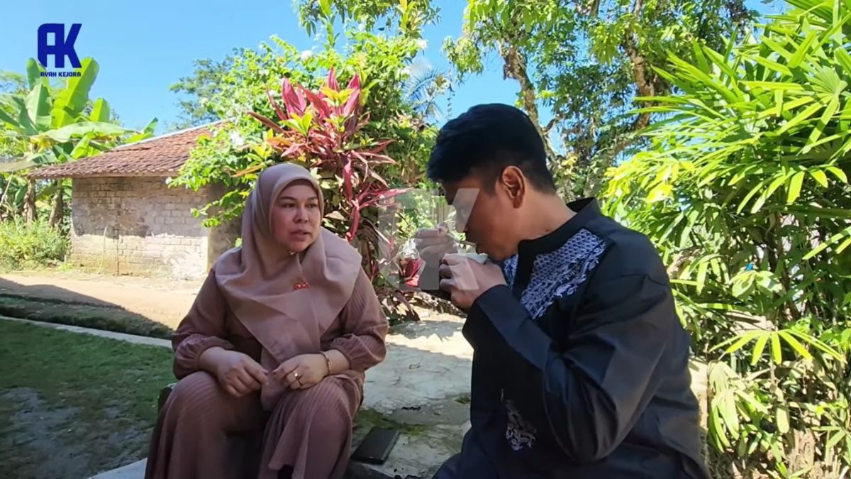 Romantis, Ayah Lesti Kejora Bareng Sang Istri Minum Es Dawet Segelas Berdua di Kampung Halaman