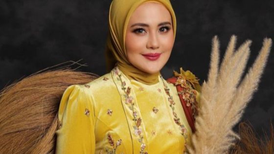 Pakai Kebaya di Pemotretan Terbaru, 8 Foto Juliana Moechtar Pancarkan Aura Mahal Ibu-Ibu Pejabat