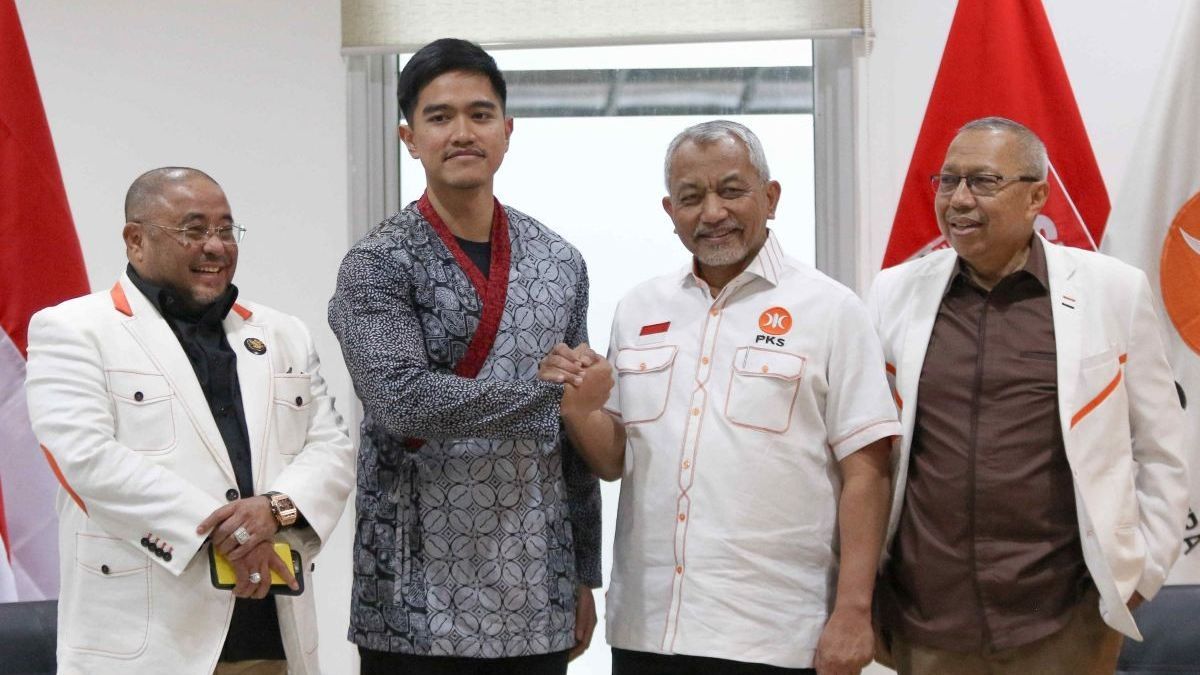 FOTO: Senyum Kaesang Jabat Tangan dengan Presiden PKS Ahmad Syaikhu Saat Silaturahmi Antar Partai Politik di Markas PKS