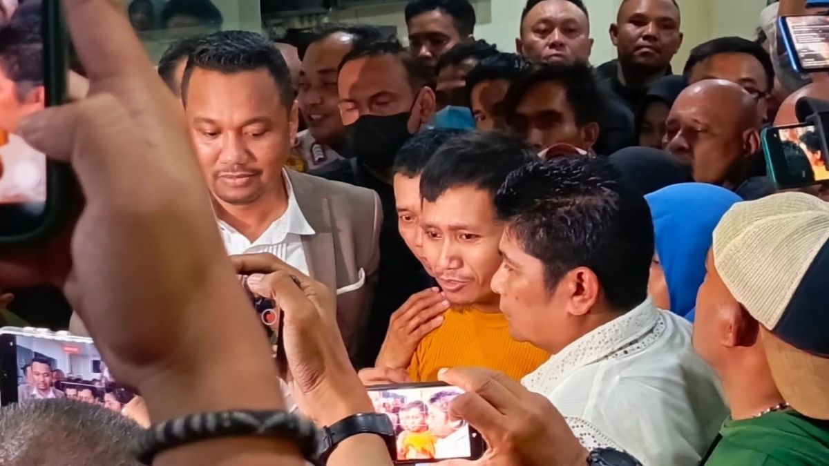 Momen Pegi Setiawan Sujud di Kaki Ibunda Usai Bebas dari Polda Jawa Barat