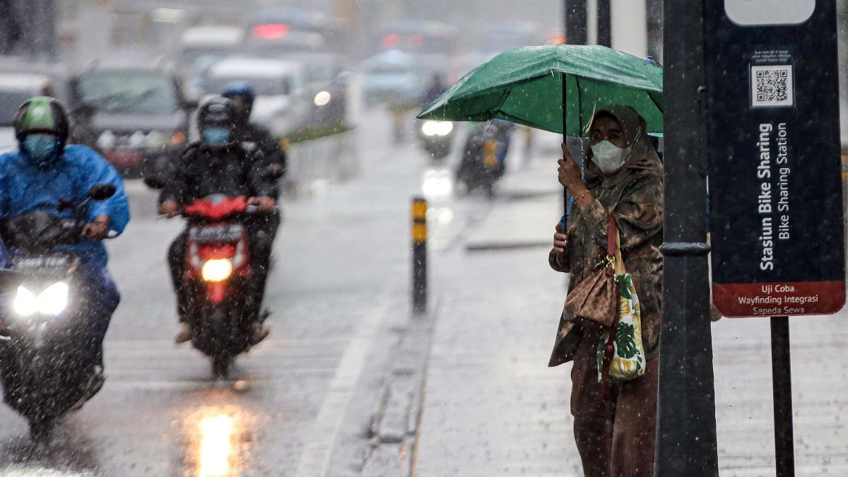 Cuaca Ekstrem Landa Jakarta, Warga Diminta Hindari Pinggir Sungai dan Waduk