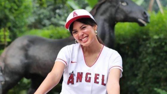 Dianggap Lebih Casual, 11 Foto Aurelie Moeremans Akui Nyaman Pakai Sneakers