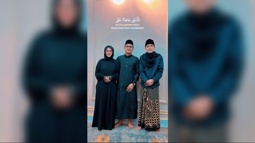 Tampil Mengenakan Gamis Hitam, ini Potret Cantik Happy Asmara saat Hadir di Acara Pengajian Gus Iqdam Bareng Suami