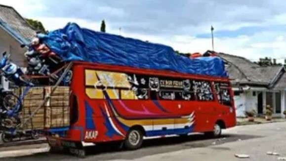 9 Potret Bus Bawa Barang Melebihi Truk, Sukses Bikin Ngeri dan Bingung!