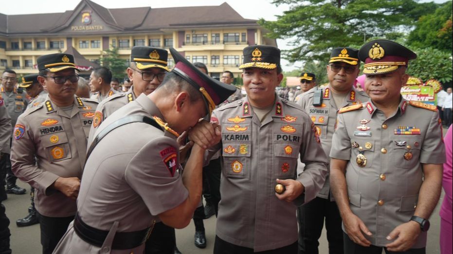 Momen Haru saat Seluruh Personel Mengantarkan Brigjen Sabilul Alif Meninggalkan Polda Banten